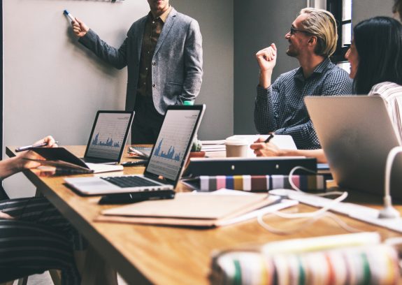 Grupo De Pessoas Diversas Tendo Uma Reuniao De Negocios